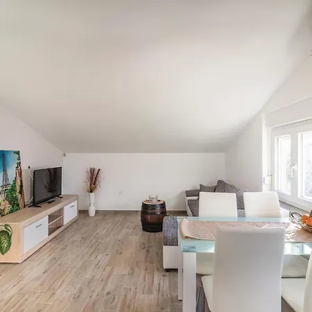 Apartment 1 Bedroom Awesome In