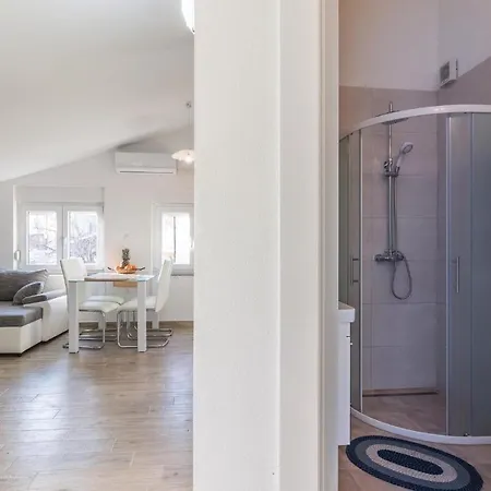 1 Bedroom Lovely In Daire