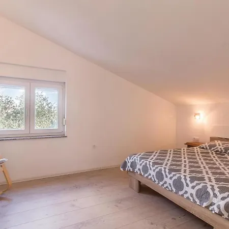 1 Bedroom Awesome In Pula