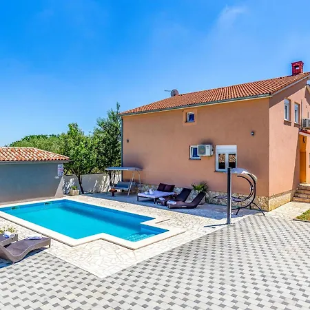 1 Bedroom Awesome In Pula