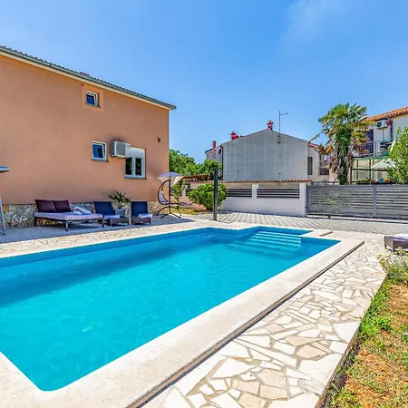Apartment 1 Bedroom Lovely Apartment In Pula *