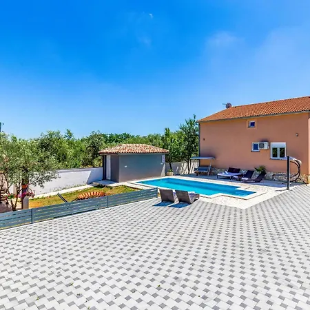 1 Bedroom Awesome In Pula