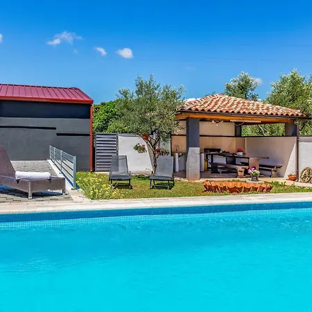 1 Bedroom Awesome In Апартаменти Пула