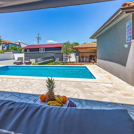 1 Bedroom Lovely Apartment In Pula *