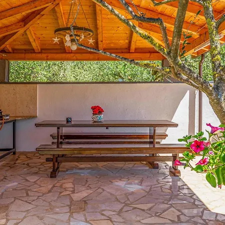 1 Bedroom Awesome In Pula