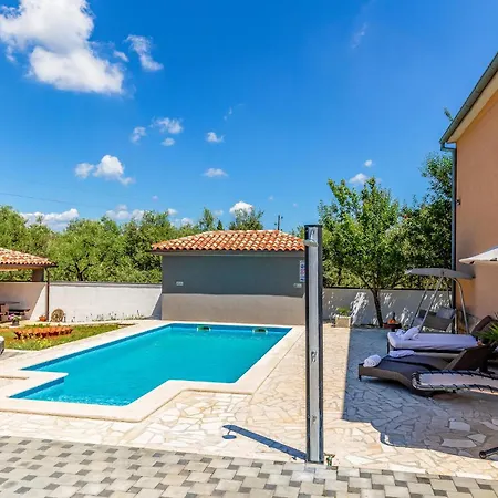 1 Bedroom Lovely Apartment In Pula Apartment *